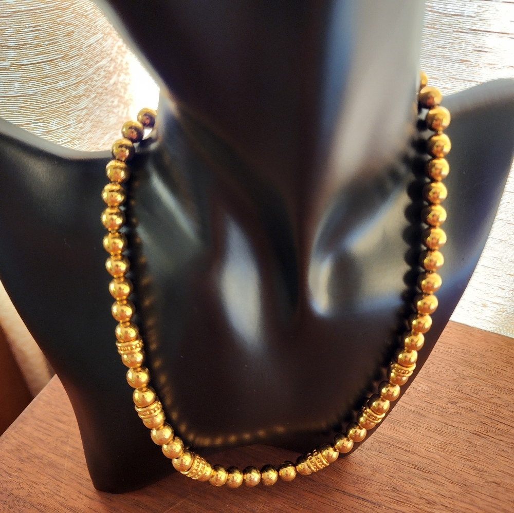 Stunning Monet ball vintage necklace